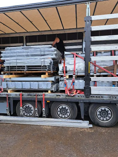 Załadunek stalowych elementów konstrukcyjnych na ciężarówkę